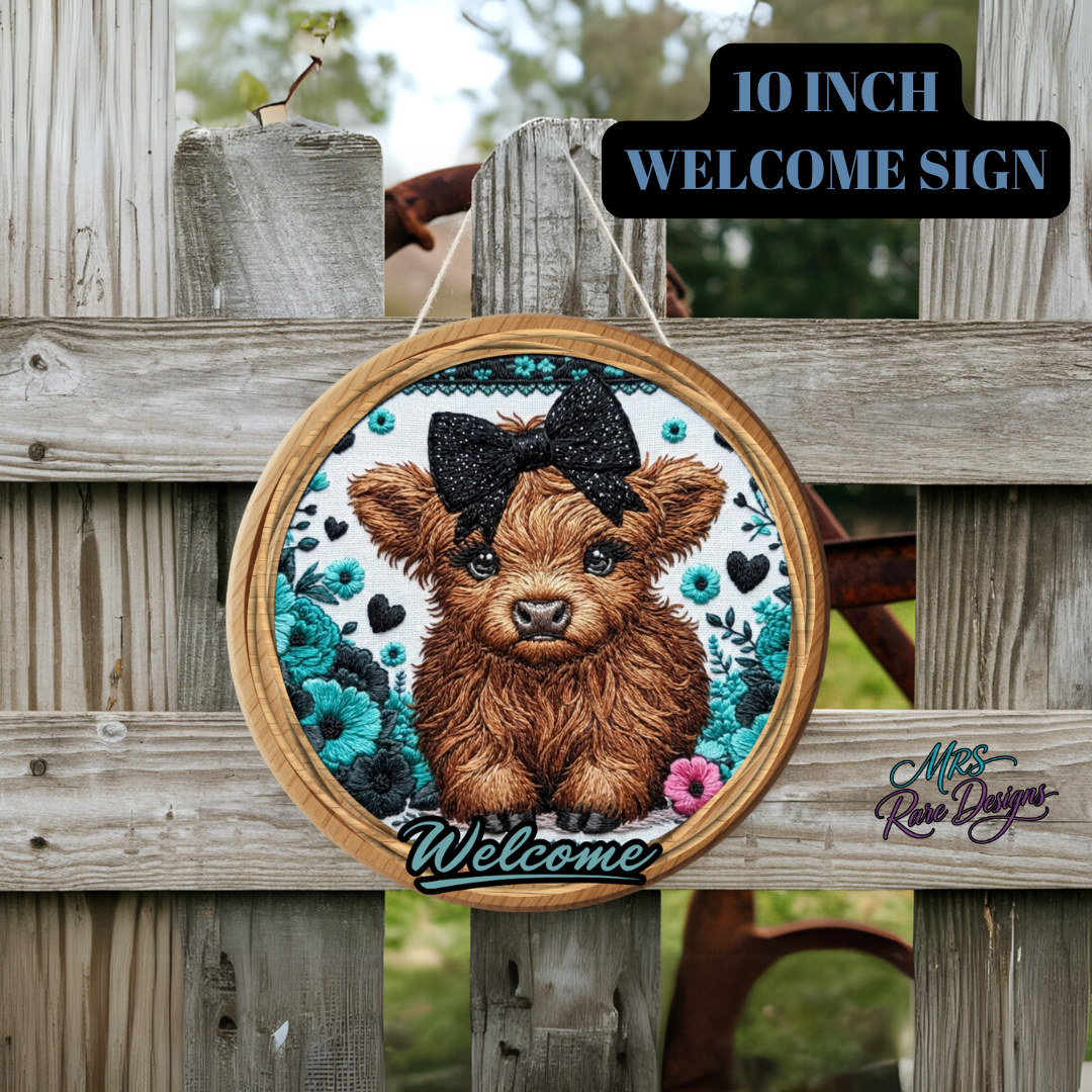 Highland Cow Floral Welcome Sign – 10” Round Rustic Farmhouse Door Hanger (Blue, Pink, or Purple Flowers)