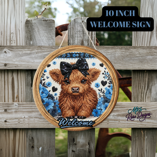 Highland Cow Floral Welcome Sign – 10” Round Rustic Farmhouse Door Hanger (Blue, Pink, or Purple Flowers)